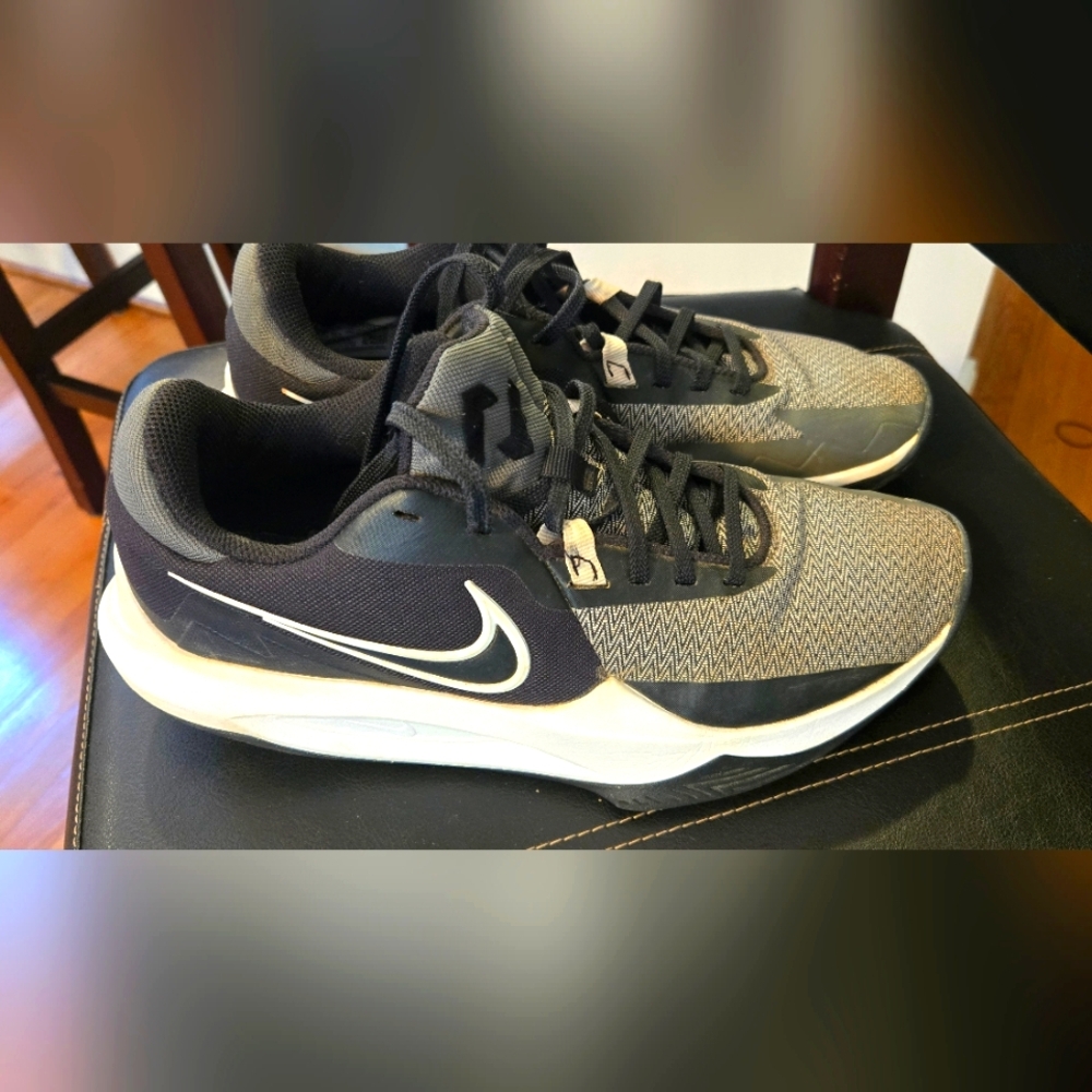 Nike Men's Black and White Athletic Shoes Size 9